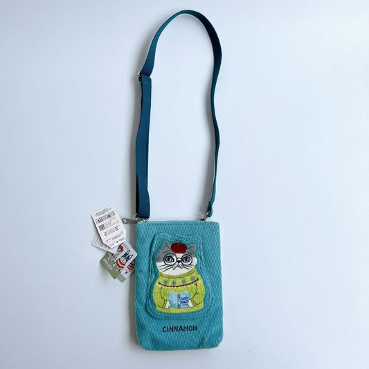 日本Kusuguru正品刺繡法鬥貓咪手機包斜背包肩背包耳機傳輸線417｜露西藍8647-2