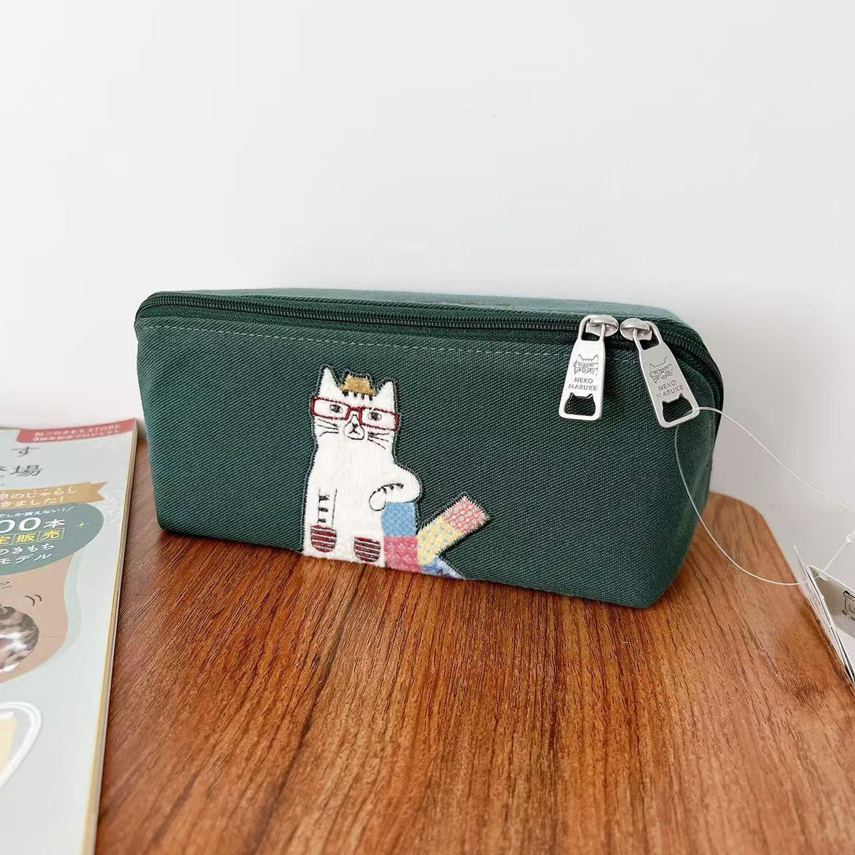 日本Kusuguru正品刺繡眼鏡貓筆袋眼鏡包化妝包零錢包小物收納600｜眼鏡貓墨藍9445-2