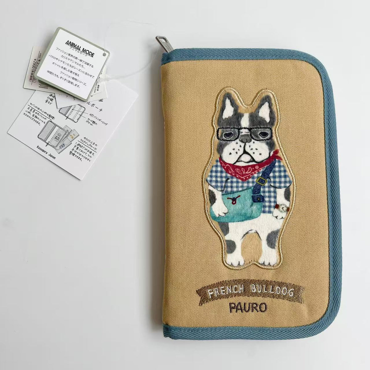日本Kusuguru正品刺繡貓咪法鬥手帳本手機包護照包單據收納活頁88｜保羅黃色9434-1