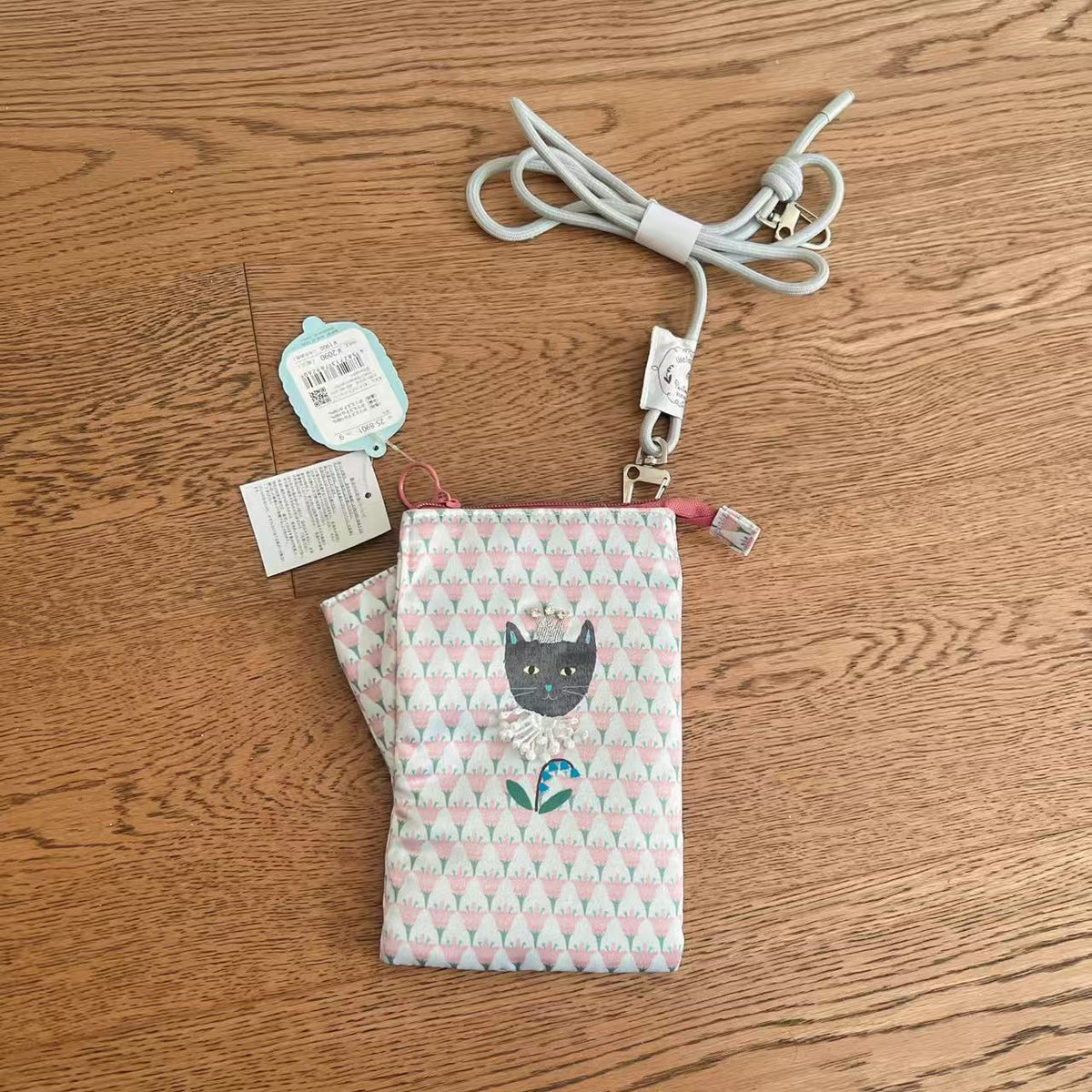 日本Kusuguru刺繡黑貓手機包斜背包斜背包卡通通勤傳輸線耳機243｜粉色8901-1