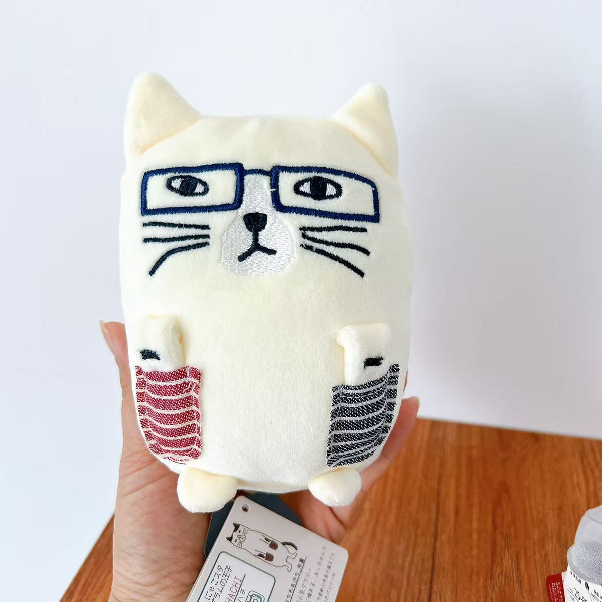 日本Kusuguru正品刺繡眼鏡貓公仔毛絨玩具卡通擺飾pp綿填充｜眼鏡貓白8821-1／15 cm