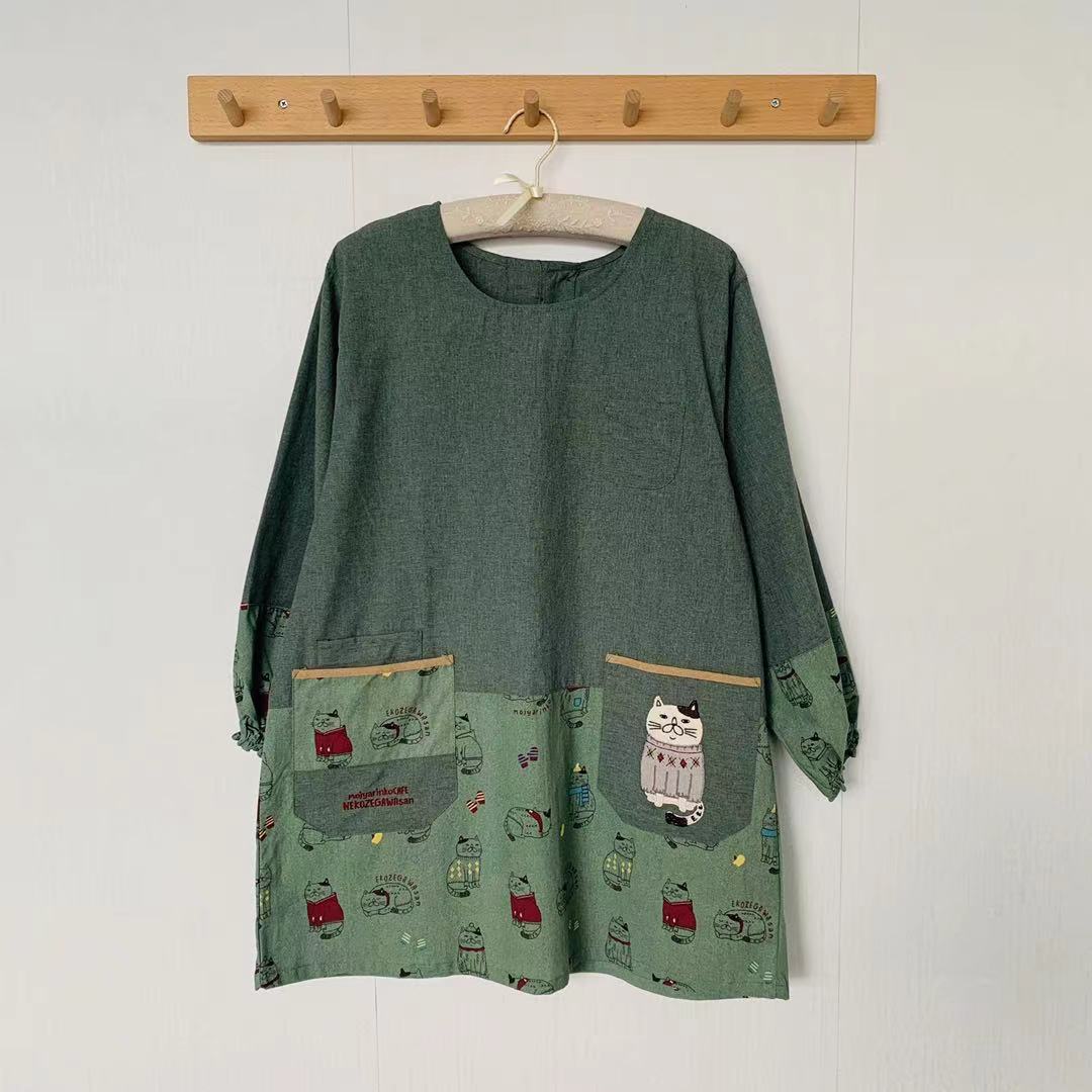 日本新款刺繡爬貓居家圍裙防油防污防汙罩衫反穿烘焙花藝有袖862｜綠色3041-2