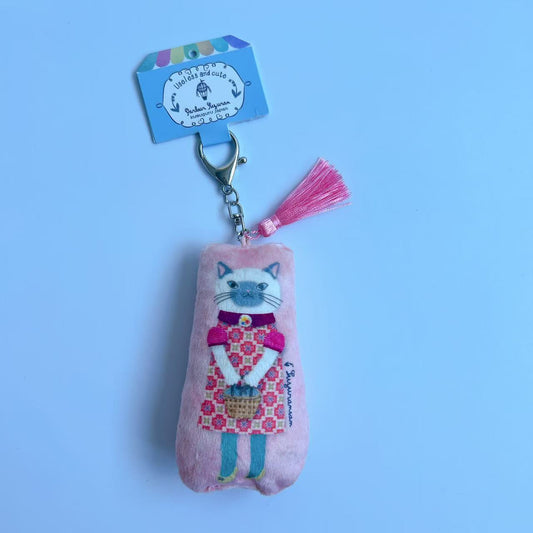 日本Kusuguru正品貓咪狗子數位印卡通鑰匙圈包掛布藝充棉吊飾450｜裙子貓粉8912-13